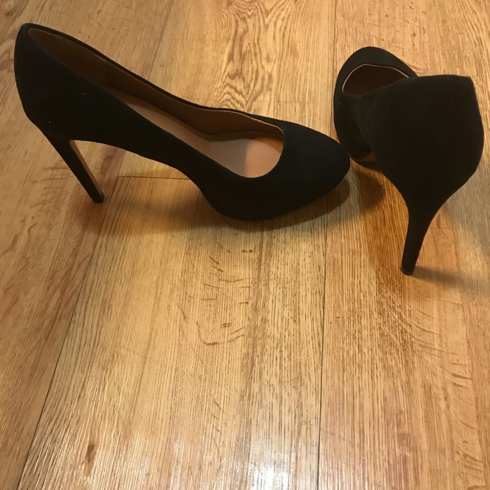 Simple sexy black pumps